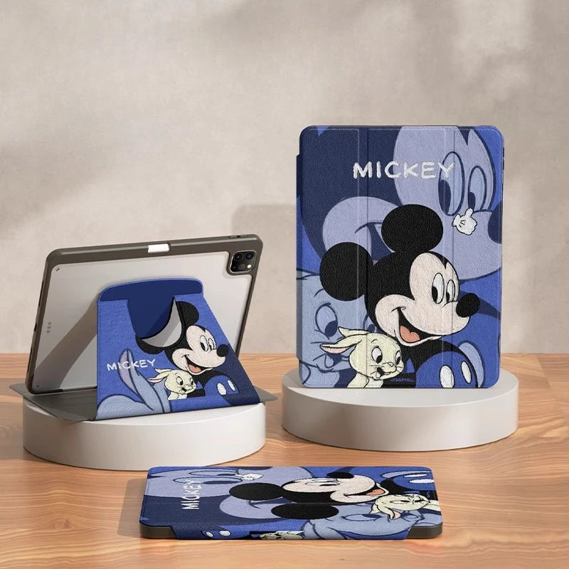 Ba ốp lưng có hình chuột Mickey trên nền xanh, đặt trên bề mặt gỗ sáng màu.