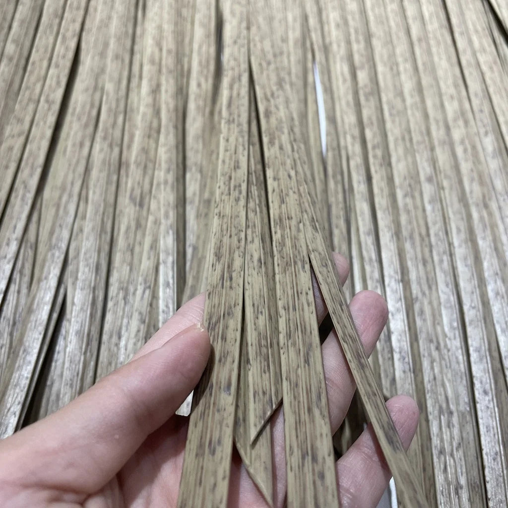 Tay cầm các sợi mỏng màu nâu nhạt với vân đen, xếp dọc đều nhau.