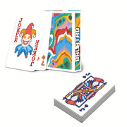 Bộ bài với hộp nhiều màu, lá bài Joker và một bộ bài úp họa tiết pixel màu sắc.