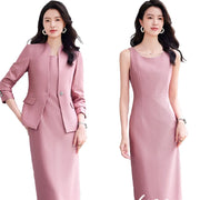 Hai người phụ nữ mặc trang phục màu hồng nhạt; một áo vest, một đầm liền.