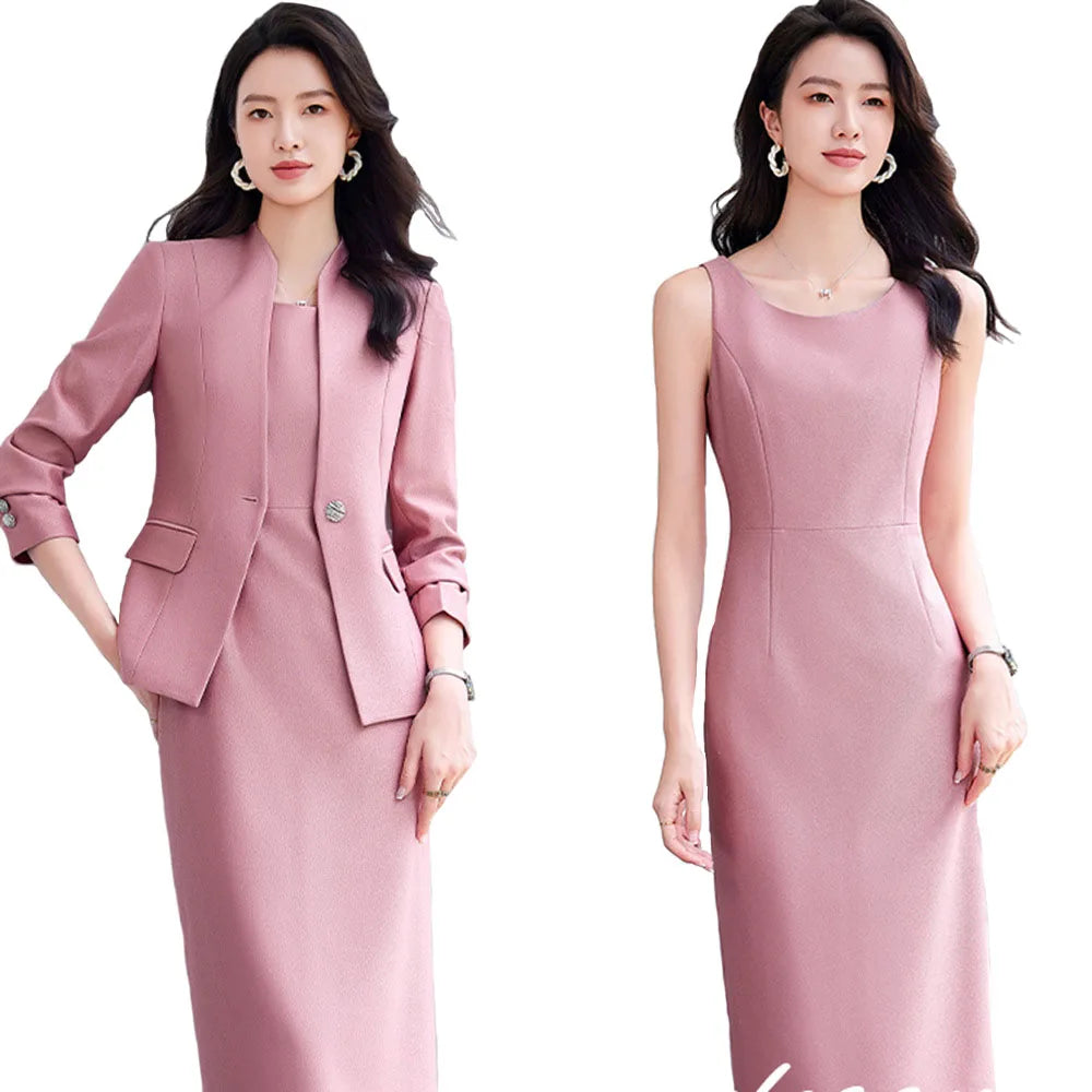 Hai người phụ nữ mặc trang phục màu hồng nhạt; một áo vest, một đầm liền.