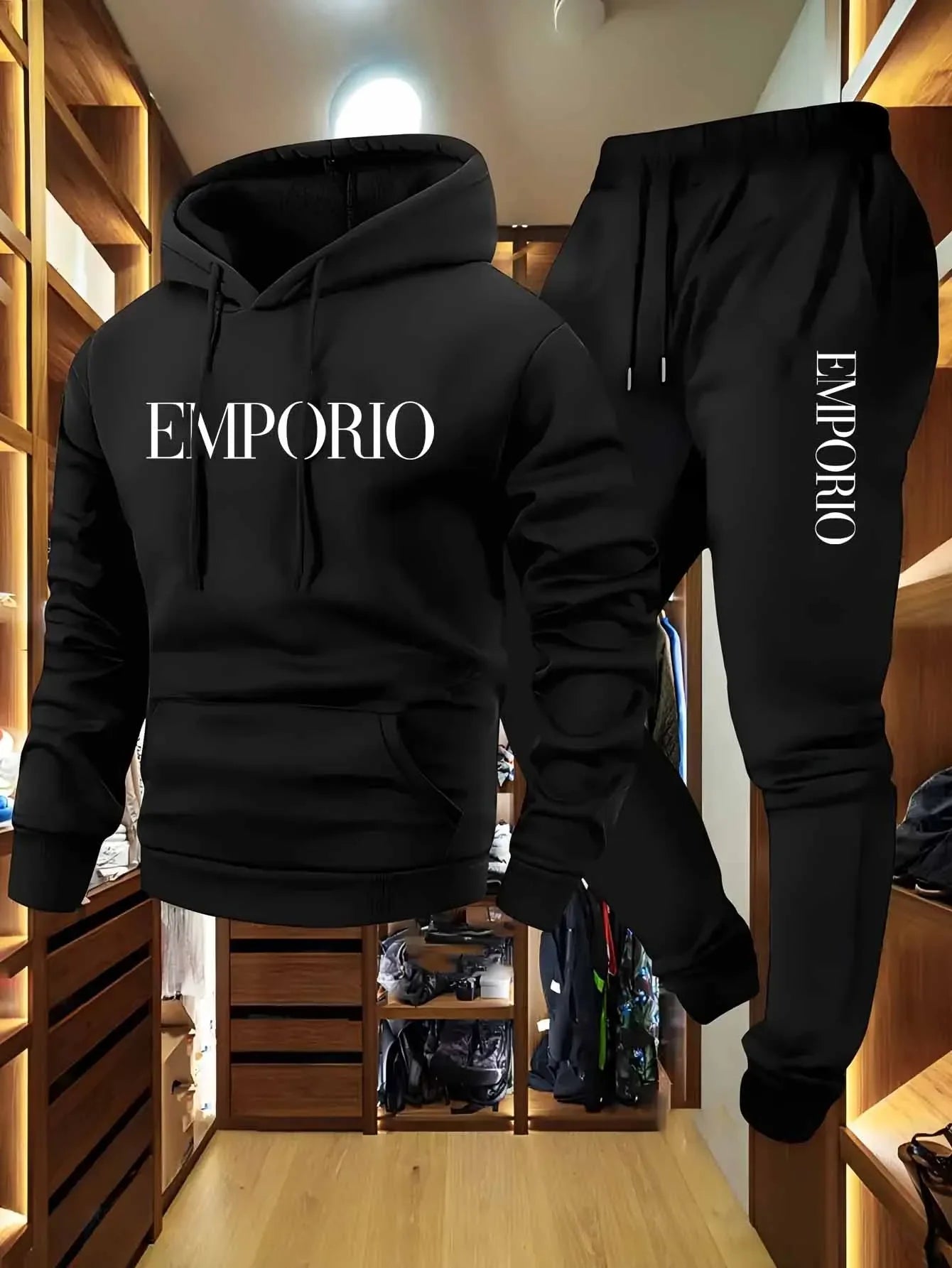 Bộ đồ nỉ đen có chữ "EMPORIO" trắng, treo trong phòng thay đồ gỗ sáng.
