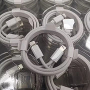 Các dây cáp màu trắng xếp vòng tròn, có đầu cắm trắng trong hộp nhựa trong suốt.