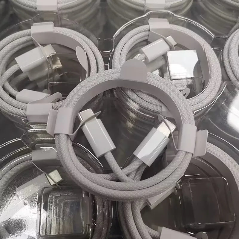 Các dây cáp màu trắng xếp vòng tròn, có đầu cắm trắng trong hộp nhựa trong suốt.