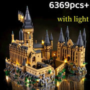 Mô hình lâu đài LEGO với đèn sáng, màu vàng và xám, có nhiều chi tiết tinh xảo, 6369 mảnh.