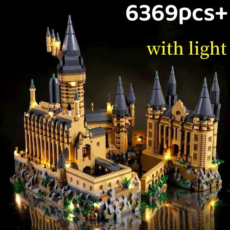 Mô hình lâu đài LEGO với đèn sáng, màu vàng và xám, có nhiều chi tiết tinh xảo, 6369 mảnh.