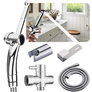 Bộ vòi xịt vệ sinh kim loại màu bạc, kèm dây nối và phụ kiện, nền nhà tắm sáng.