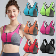 Người mẫu mặc áo thể thao hồng xám, bên cạnh là sáu áo thể thao nhiều màu khác nhau.