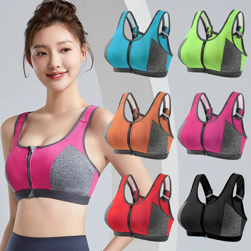 Người mẫu mặc áo thể thao hồng xám, bên cạnh là sáu áo thể thao nhiều màu khác nhau.