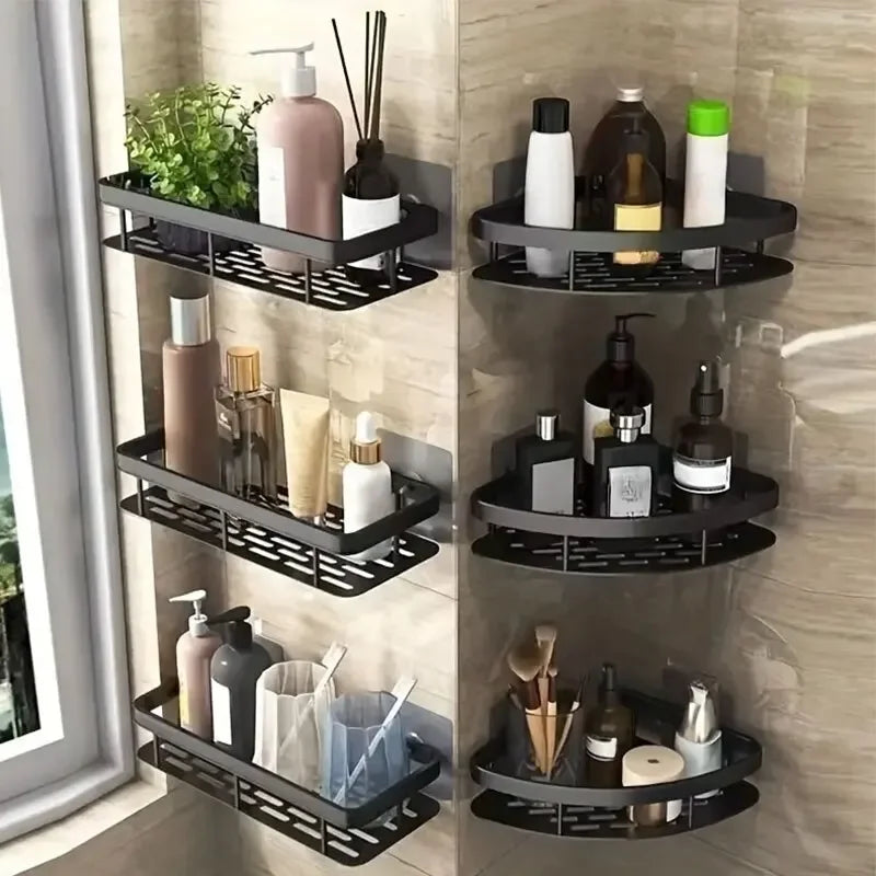 Kệ góc phòng tắm bằng kim loại đen với nhiều chai lọ và cây xanh trên nền gạch sáng.