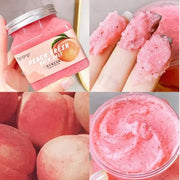 Muối tắm màu hồng đào, kết cấu hạt mịn, trong hộp nhựa với nắp kim loại.