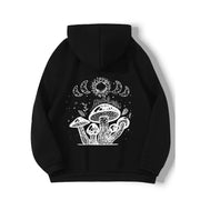 Áo hoodie đen với hình in trắng, gồm nấm và các pha mặt trăng xung quanh mặt trời.