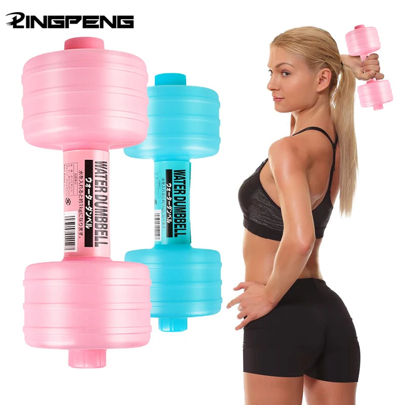 Người phụ nữ tập với tạ nước màu hồng, xanh. Tạ lớn, màu sắc tươi sáng.