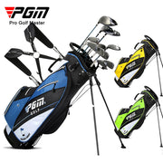 Túi gậy golf PGM xanh, vàng, xanh lá, với nhiều gậy, logo nổi bật.