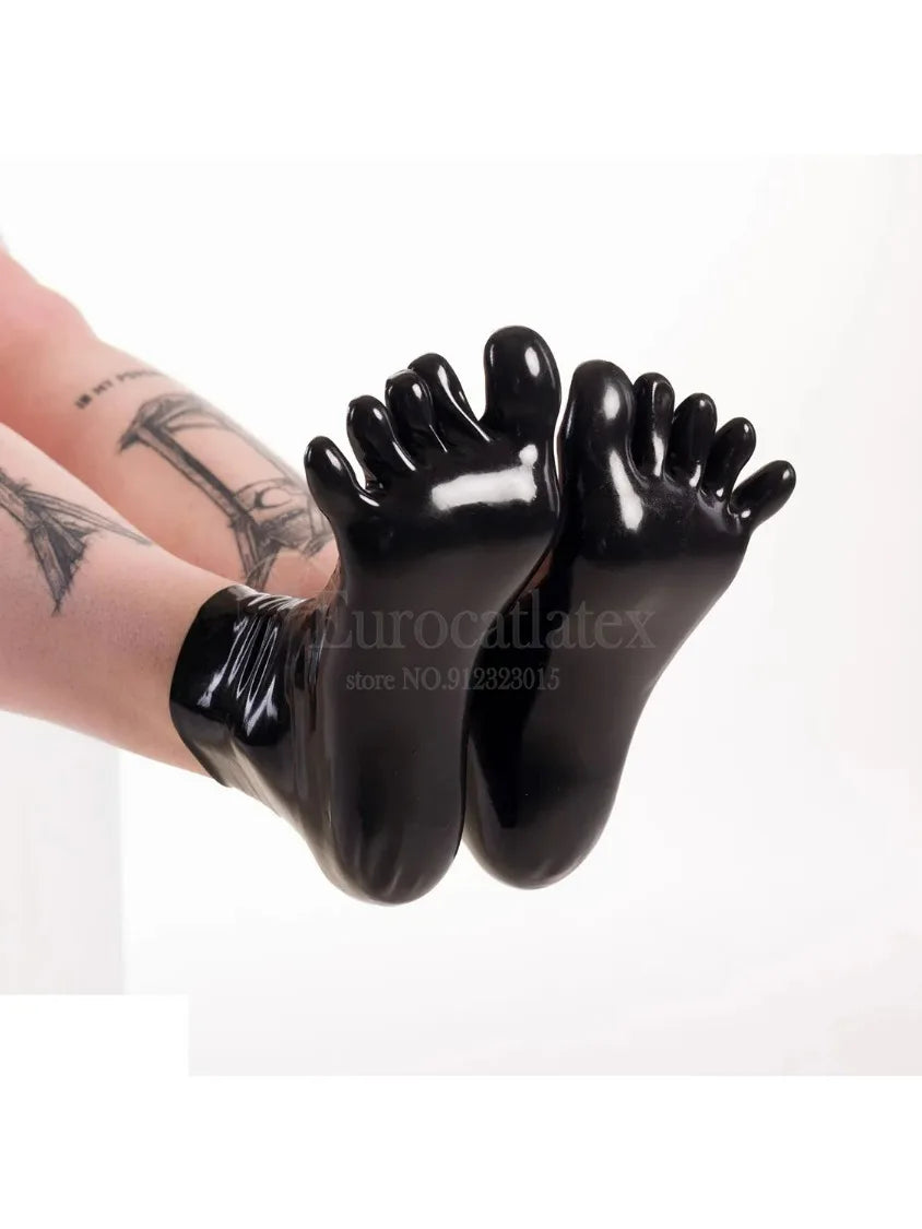 Đôi tất chân cao su đen, sáng bóng với thiết kế từng ngón chân riêng biệt.