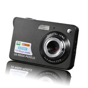 Máy ảnh kỹ thuật số đen, ống kính lớn, màn hình 2.7", 18 megapixel in trên thân.