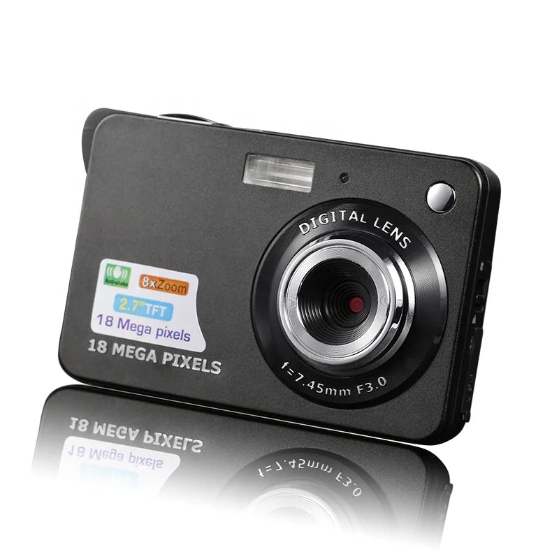Máy ảnh kỹ thuật số đen, ống kính lớn, màn hình 2.7", 18 megapixel in trên thân.