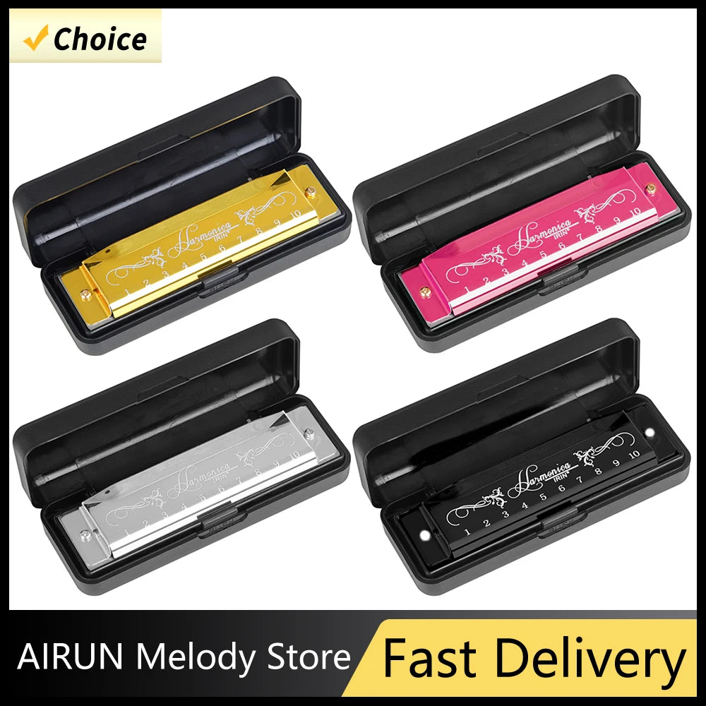 Bốn kèn harmonica màu vàng, hồng, bạc, đen trong hộp đen, có hoa văn tinh xảo và số.