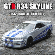 Mô hình xe GTR R34 màu bạc xanh dương trên mặt đường, với chi tiết sọc và bánh xe đen.