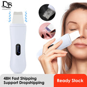 Thiết bị làm đẹp trắng cầm tay, đang dùng trên mũi người mẫu, có màn hình nhỏ hiển thị.