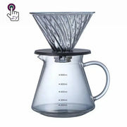Bình pha cà phê thủy tinh với phễu xoắn ốc, tay cầm và vạch chia dung tích rõ ràng.