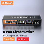 Bộ chuyển mạch 8 cổng màu đen, chữ "keepLINK", nền sáng, nút cam "Plug & Play", nút đỏ "Silent".