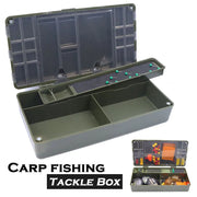 Hộp dụng cụ câu cá chép màu xanh lục, có ngăn chứa và các phụ kiện nhỏ, nắp mở trên.