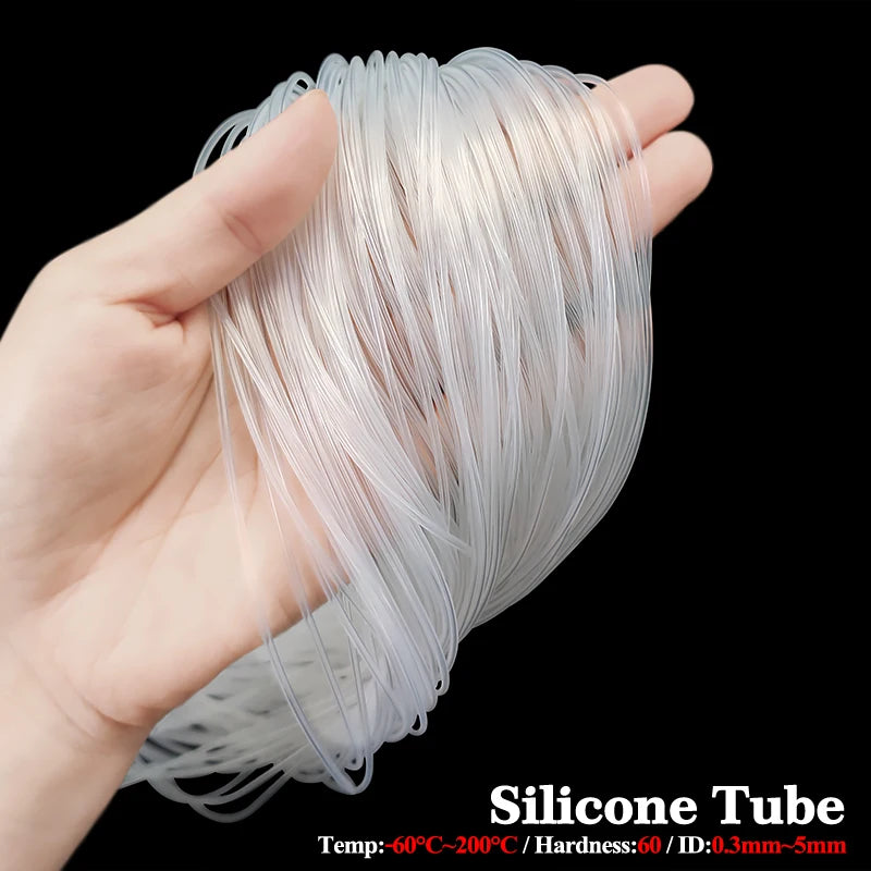 Cuộn ống silicone trắng trong tay, nền đen, chữ trắng bên dưới.