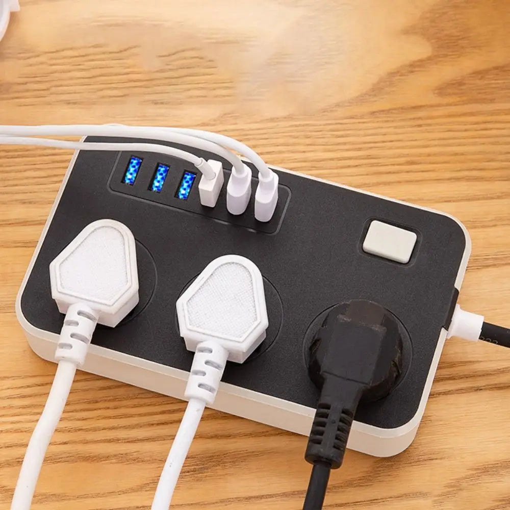 Ổ cắm điện màu đen với ba phích cắm USB xanh, hai phích cắm trắng và một phích cắm đen.