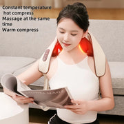 Người phụ nữ đọc tạp chí, đeo máy massage cổ màu be, có ánh sáng đỏ.