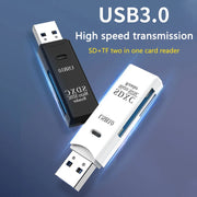 Hai đầu đọc thẻ USB3.0, một đen một trắng, trên nền xanh, chữ nổi bật.