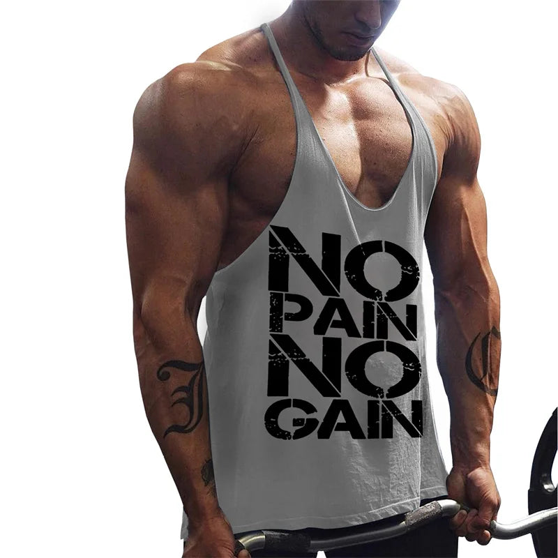 Người đàn ông mặc áo xám, chữ "NO PAIN NO GAIN" đen, cầm thanh tạ, cơ bắp săn chắc.