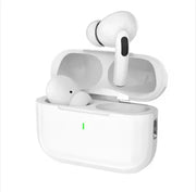 Tai nghe không dây màu trắng trong hộp sạc mở, hiển thị đèn LED nhỏ màu xanh lá.