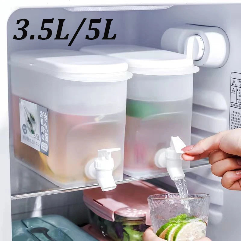 Bình nước nhựa trắng 3.5L/5L trong tủ lạnh, có vòi, đang rót nước vào ly thủy tinh với chanh.