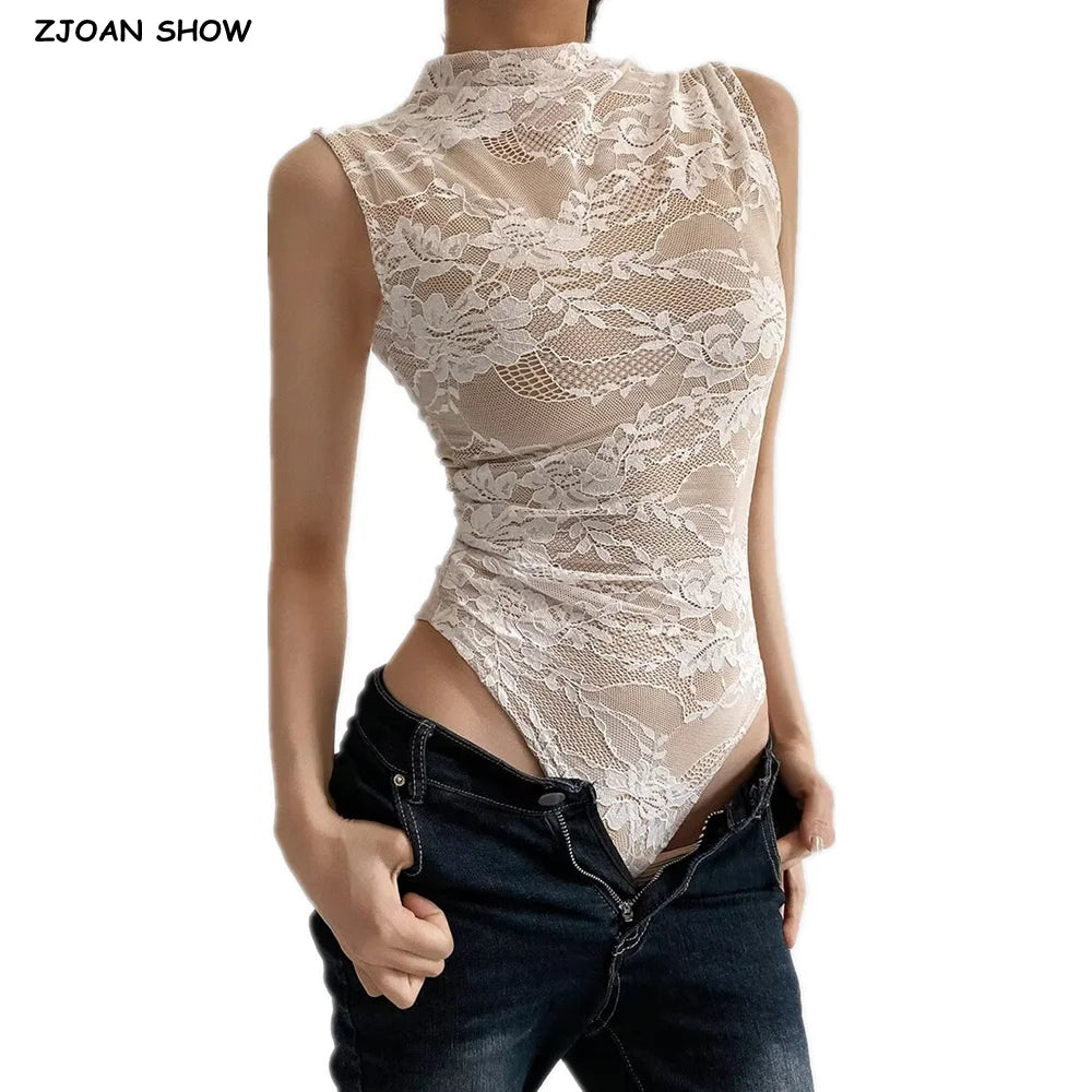 Người mặc áo bodysuit ren màu trắng, phối quần jean xanh đậm.