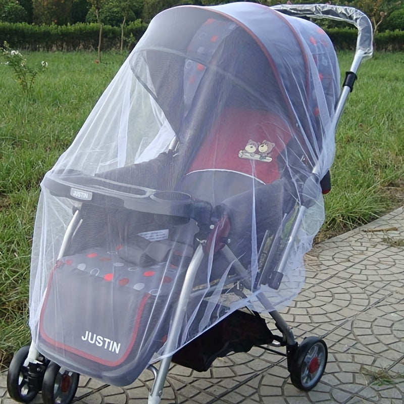 Xe đẩy màu đỏ đen, phủ lưới chống muỗi, bánh xe đen đỏ, đặt trên vỉa hè xi măng.