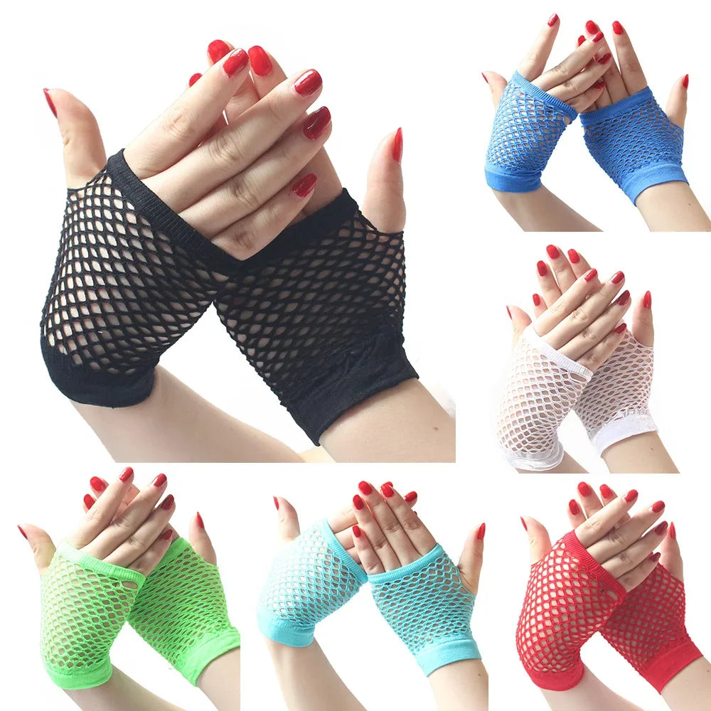 Đôi tay đeo găng lưới nhiều màu: đen, xanh, trắng, đỏ, xanh lá. Móng tay sơn đỏ.