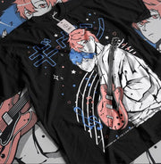 Áo thun đen in hình hai nhân vật anime, tóc hồng và xanh, cầm đàn guitar. Có họa tiết nhạc.