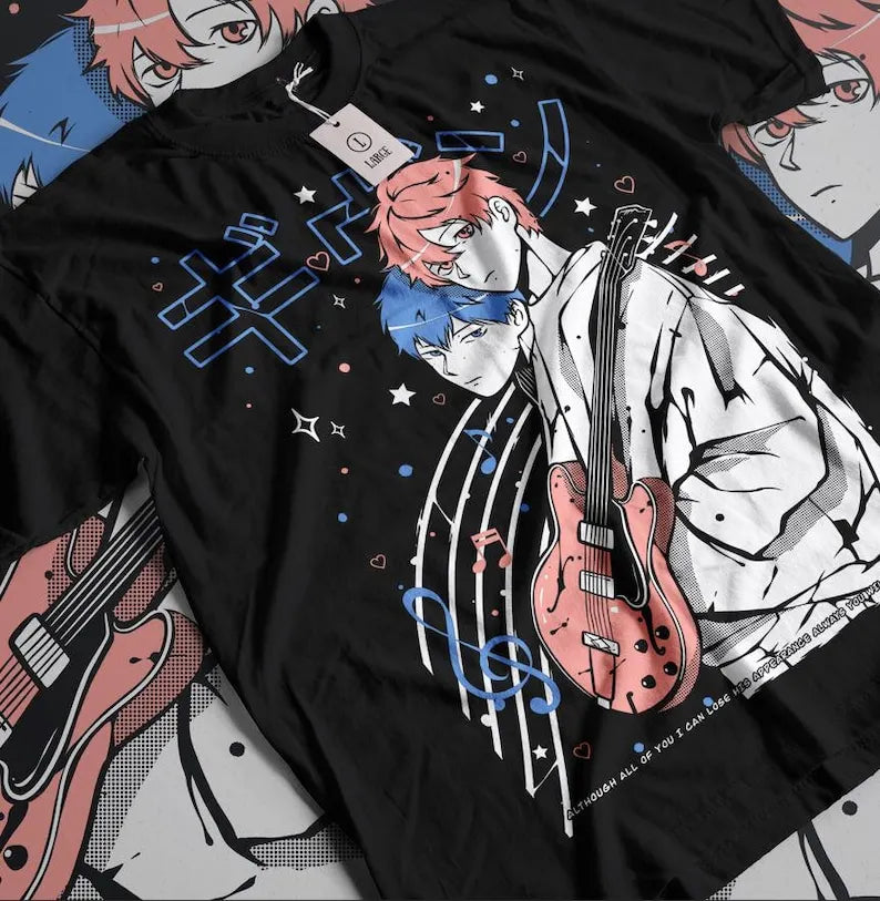 Áo thun đen in hình hai nhân vật anime, tóc hồng và xanh, cầm đàn guitar. Có họa tiết nhạc.