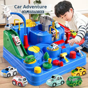 Bé trai chơi với bộ đồ chơi phiêu lưu xe hơi màu xanh dương, có đường ray và xe nhỏ nhiều màu.