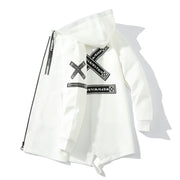 Áo hoodie trắng có họa tiết chữ đen và dây kéo bên trái.