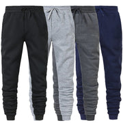 Bốn chiếc quần jogger màu đen, xám nhạt, xám đậm và xanh đen với dây thắt lưng.