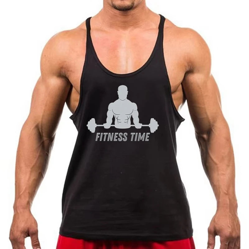 Người đàn ông mặc áo ba lỗ đen in hình người cầm tạ, chữ "FITNESS TIME", quần đỏ.