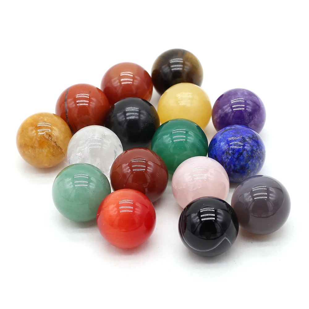 Các viên bi đá nhiều màu sắc: cam, đỏ, đen, vàng, tím, xanh lục, xanh dương, hồng, và trắng.