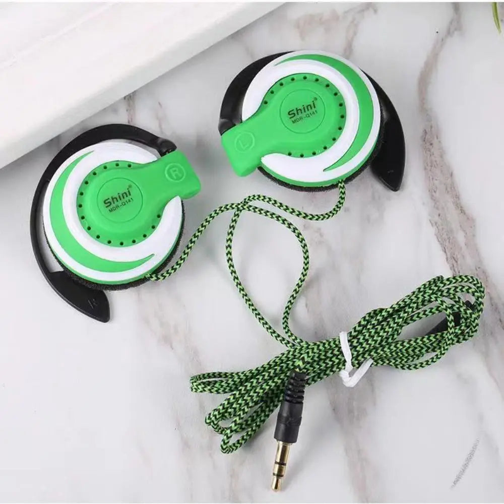 Tai nghe xanh lá, đen và trắng với dây bện màu xanh, cổng cắm 3.5mm.