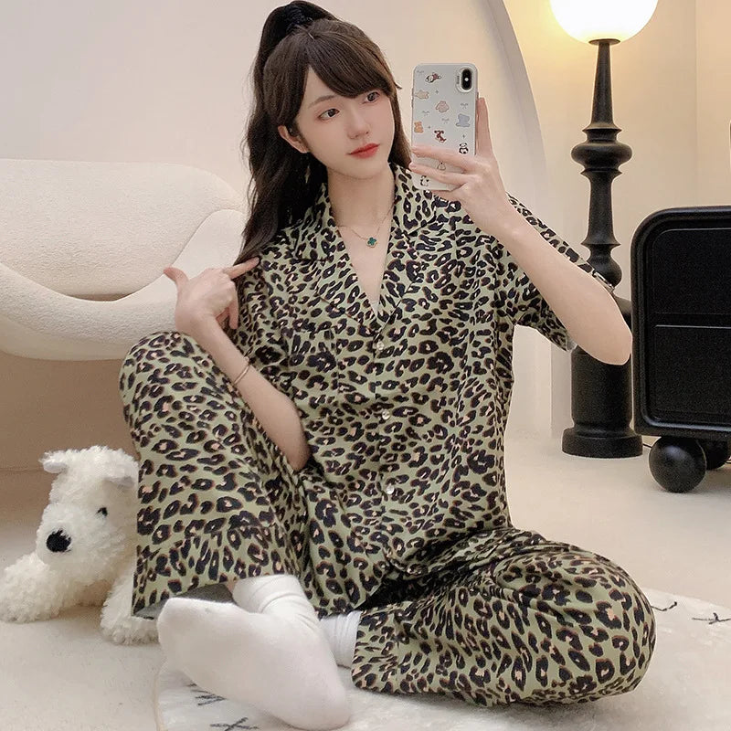 Người mặc đồ ngủ họa tiết da báo, chụp ảnh tự sướng trong phòng sáng, có đèn và ghế.