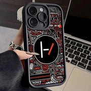 Ốp lưng điện thoại màu đen với họa tiết trắng đỏ, logo tròn ở giữa, tay cầm có móng dài.