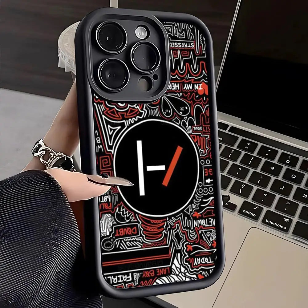 Ốp lưng điện thoại màu đen với họa tiết trắng đỏ, logo tròn ở giữa, tay cầm có móng dài.