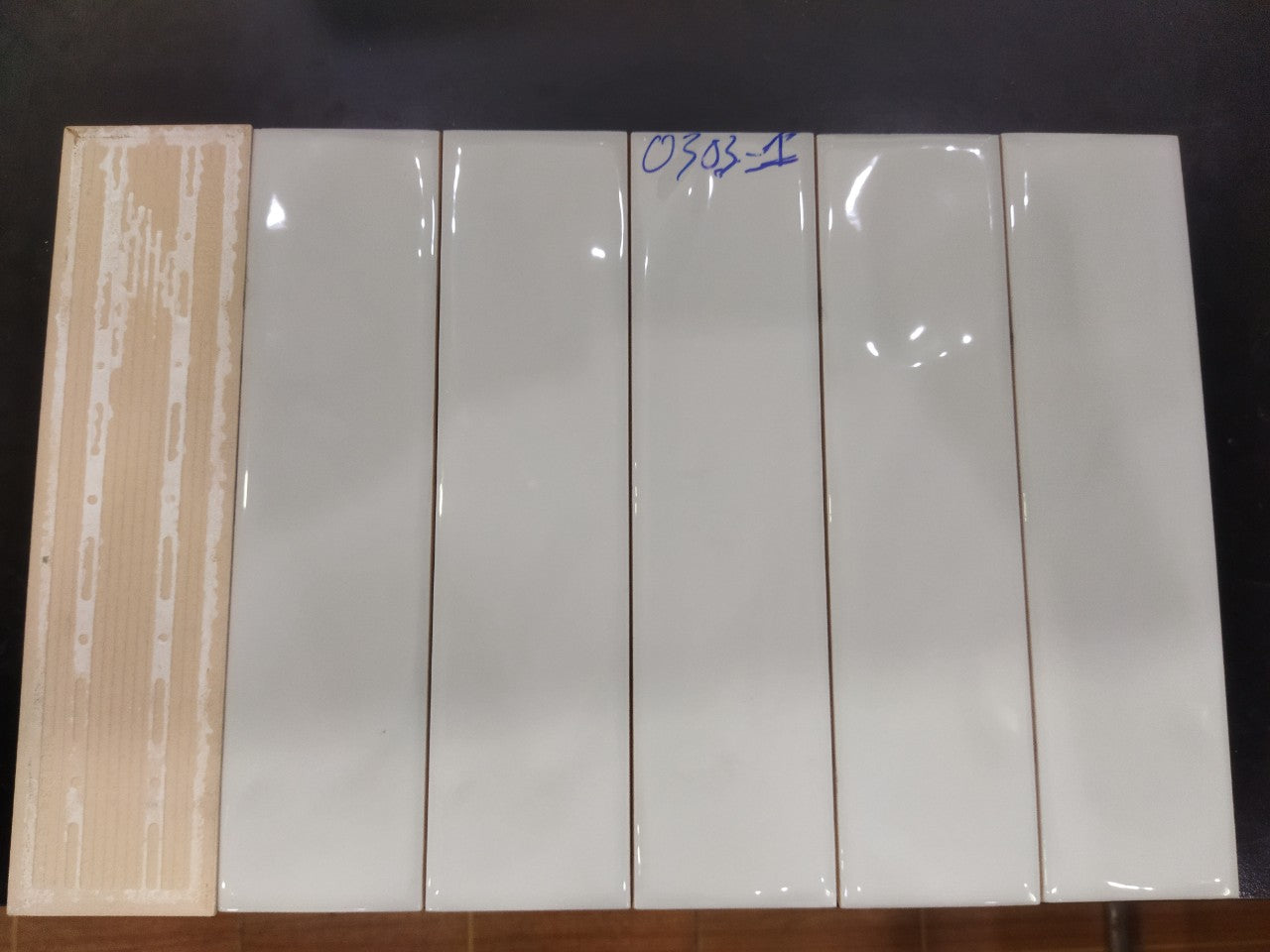 Gạch thẻ Việt Nam 75x300mm xám bóng lượn mã 0303-1(GR031PM) loại 1 - Daisan Mart