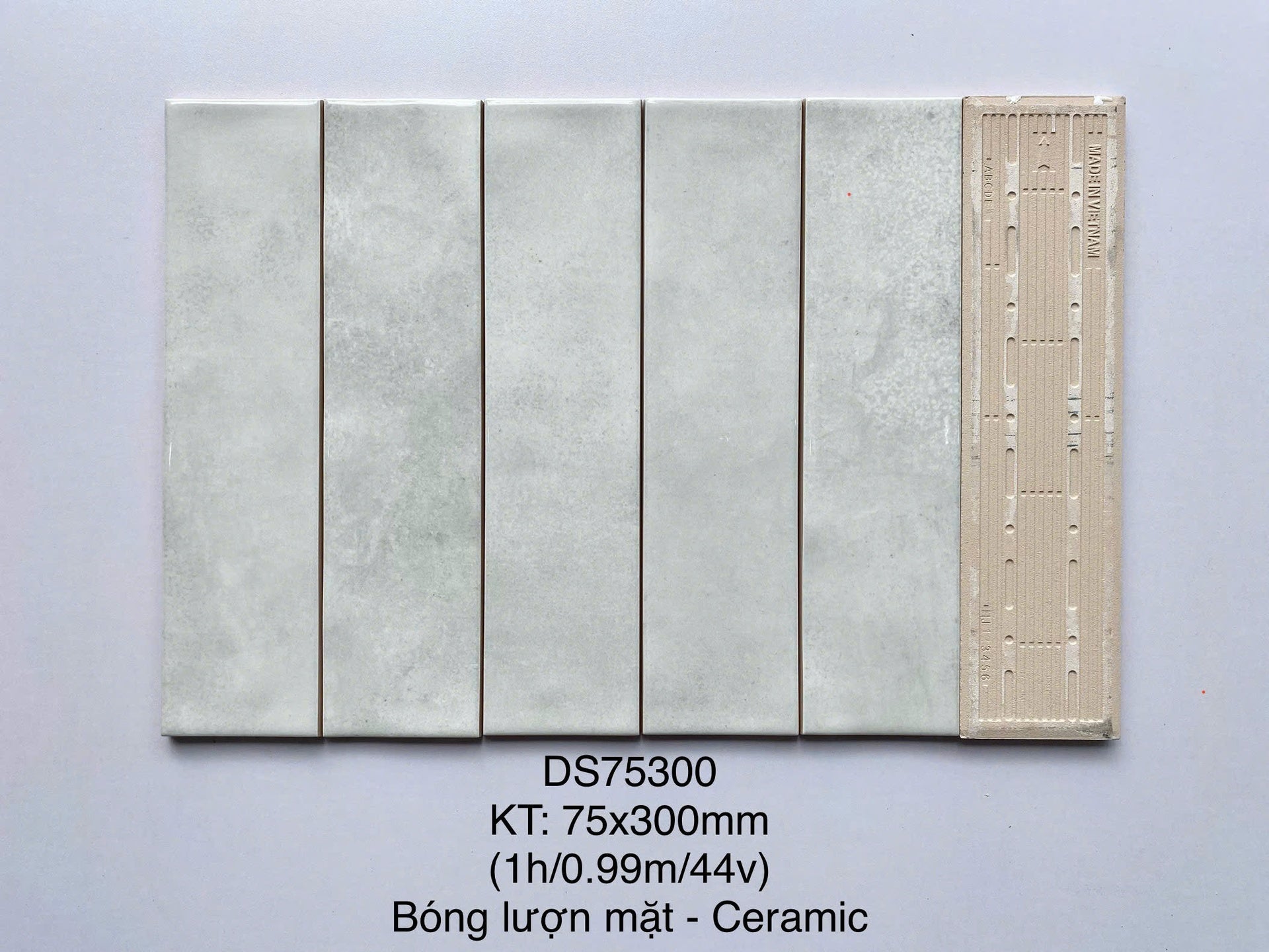 Gạch thẻ Việt Nam, Trắng bóng lượn, KT 75x300 mm, DS75300 (1 hộp/ 50 viên/ 1.125m2) - Daisan Mart